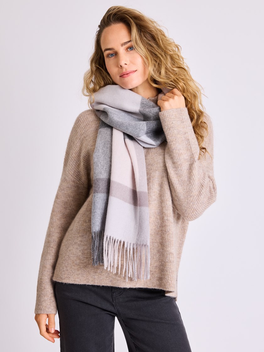 7514417 I4I 7514417_I4I-MELL-W25-Modell-Front_chn=vic_947_Mia skjerf I4I.jpg_Front||Front
