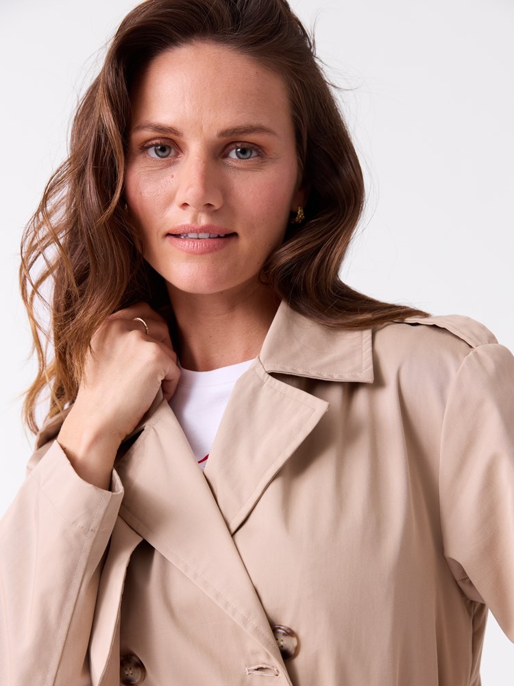 Lana midi trench 7514531_AM2-MELL-S26-Modell-Front_chn=vic_963_Lana midi trench AM2_Lana midi trench AM2 7514531.jpg_Front||Front