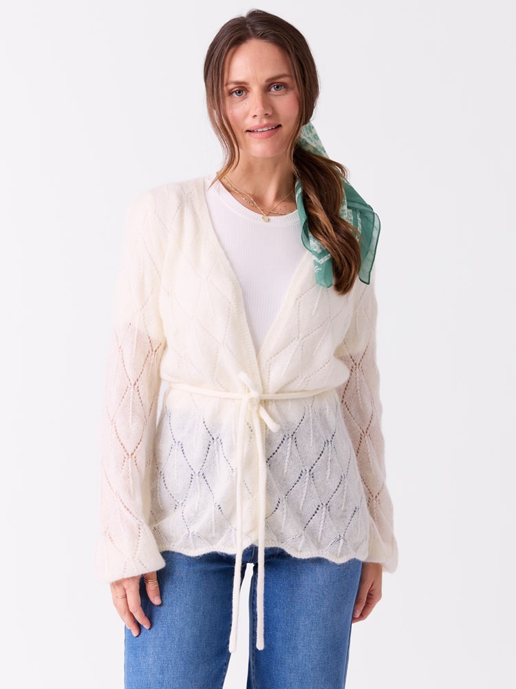 Ariana strikkejakke 7514551_O79-MELL-S26-Modell-Front_chn=vic_3772_Ariana strikkejakke O79_Ariana strikkejakke O79 7514551.jpg_Front||Front