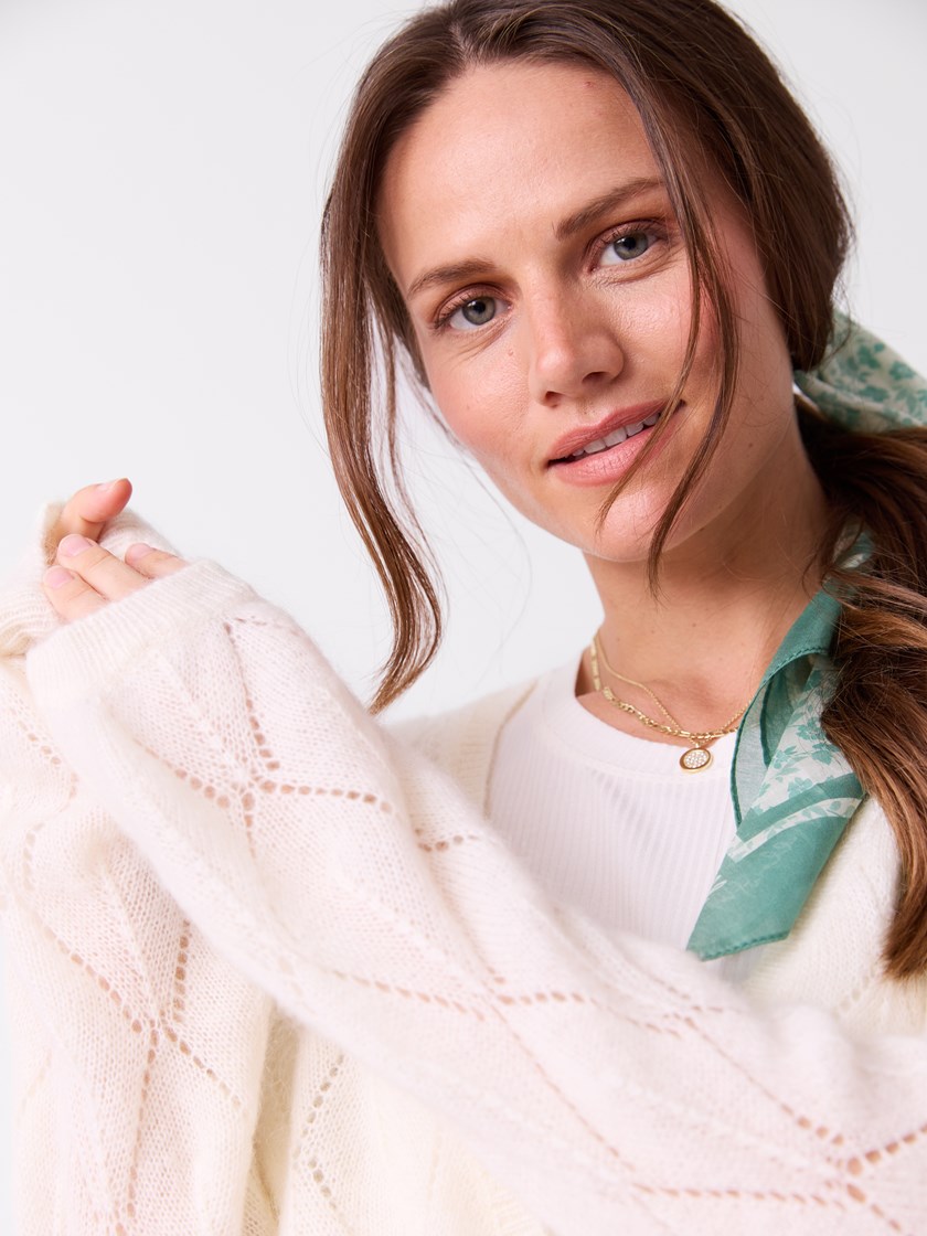 7514551 O79 7514551_O79-MELL-S26-Modell-Front_chn=vic_4438_Ariana strikkejakke O79_Ariana strikkejakke O79 7514551.jpg_Front||Front