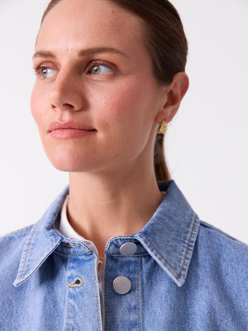 7514612 DAC 7514612_DAC-DONNA-S26-Modell-Front_chn=vic_4587_Estelle denimskjorte DAC.jpg_