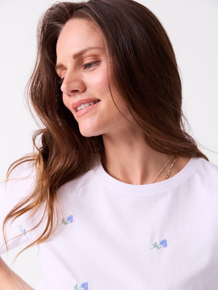 Meadow brodert t-skjorte 7514636_EPK-MELL-S26-Modell-Front_chn=vic_2628_Meadow brodert t-skjorte EPK.jpg_Front||Front