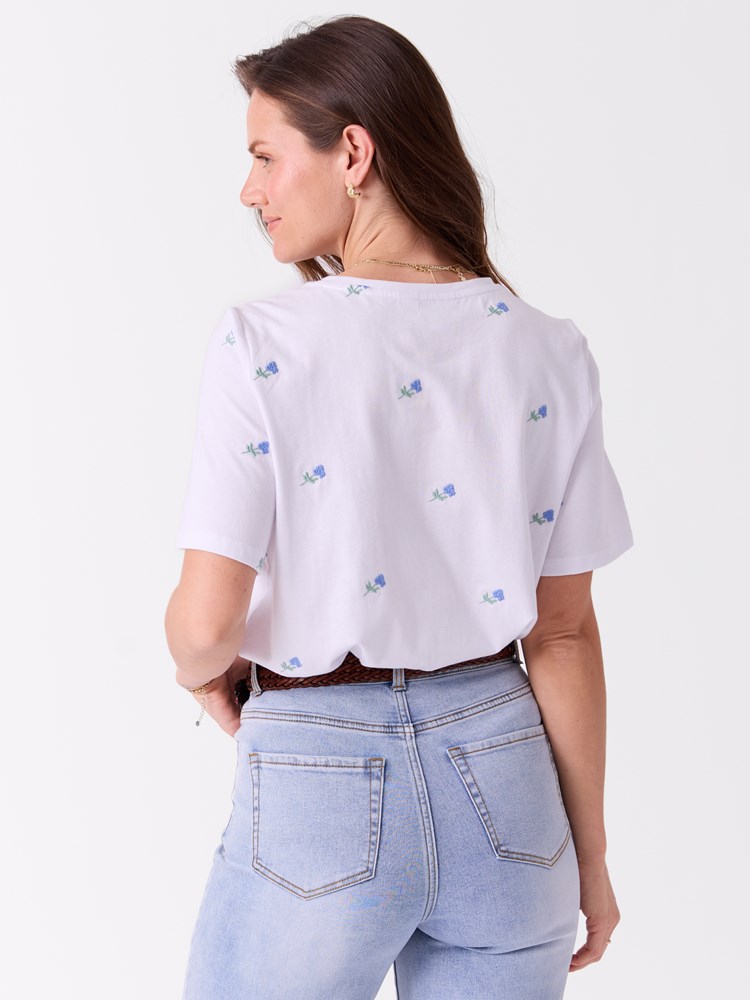 Meadow brodert t-skjorte 7514636_EPK-MELL-S26-Modell-Front_chn=vic_5371_Meadow brodert t-skjorte EPK.jpg_Front||Front