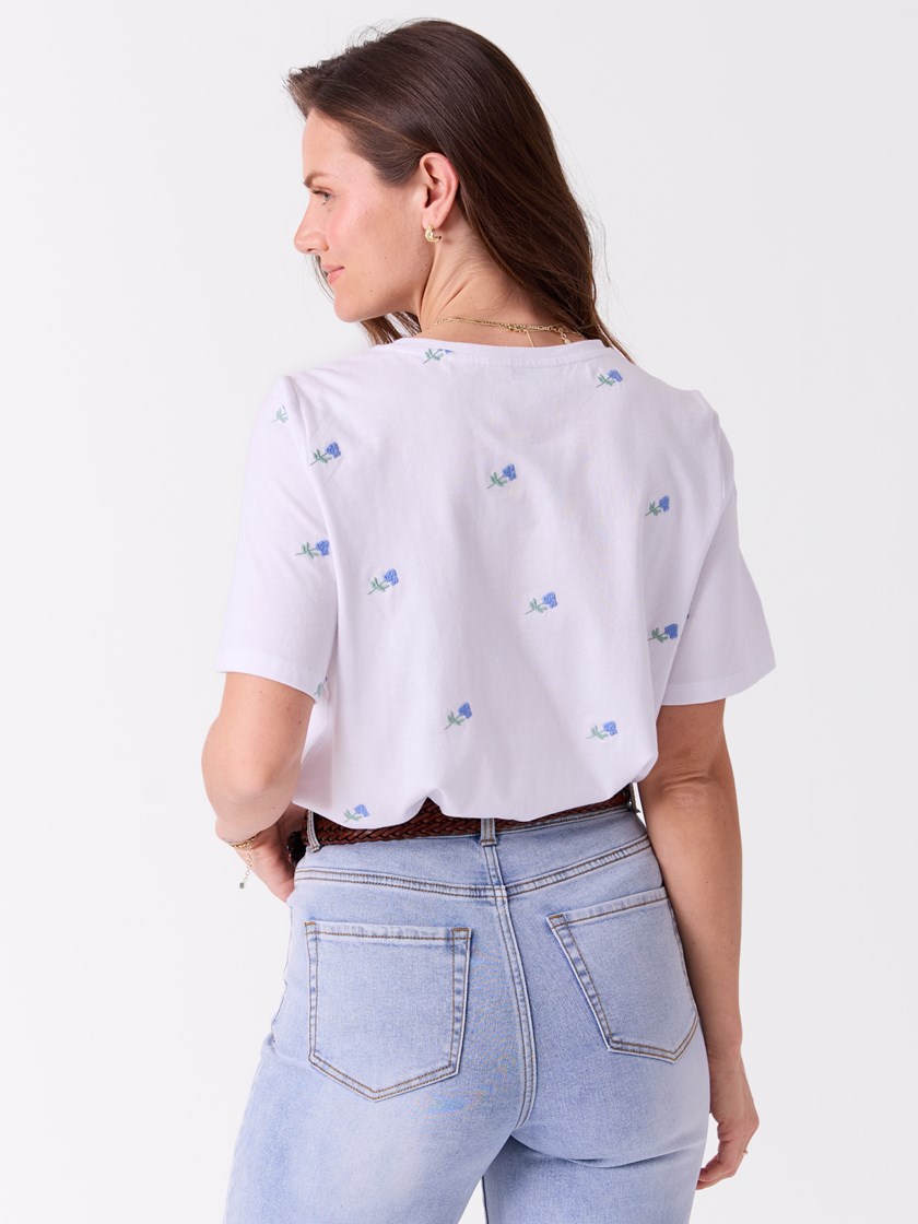 7514636 EPK 7514636_EPK-MELL-S26-Modell-Front_chn=vic_5371_Meadow brodert t-skjorte EPK.jpg_Front||Front