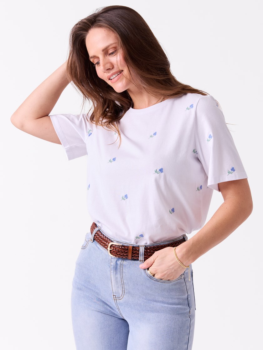 7514636 EPK 7514636_EPK-MELL-S26-Modell-Front_chn=vic_6927_Meadow brodert t-skjorte EPK.jpg_Front||Front