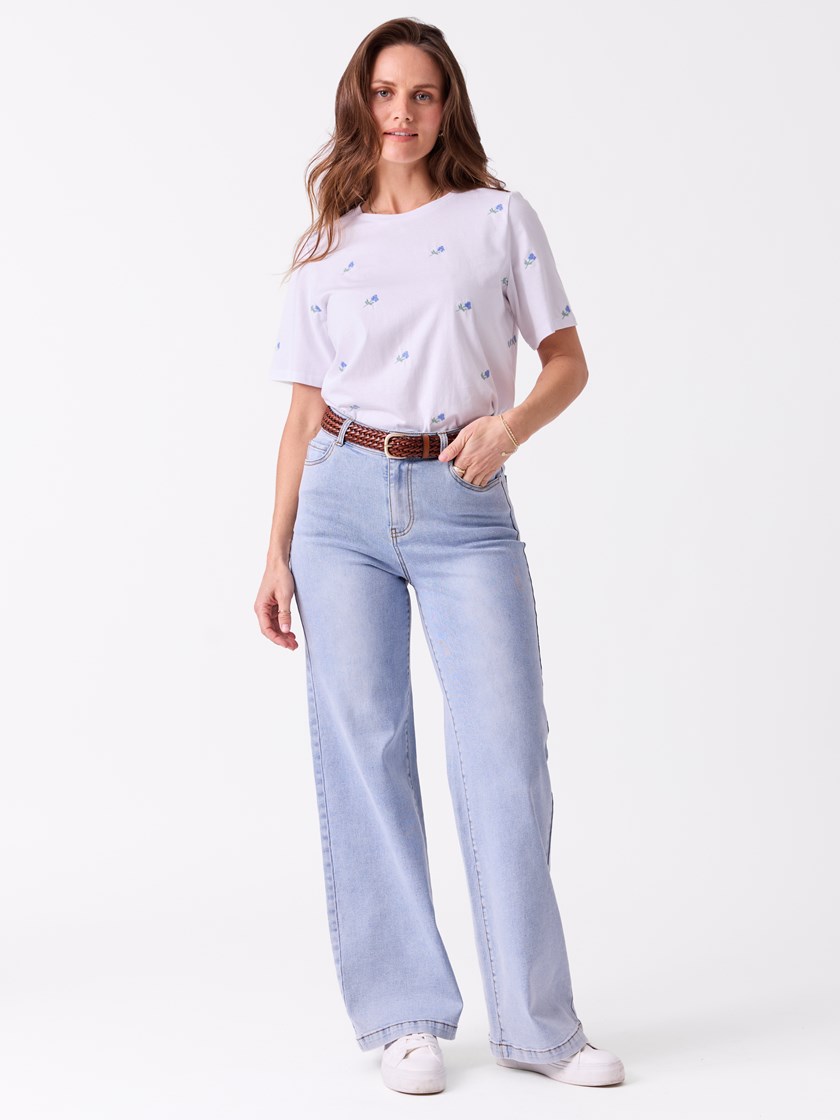 7514636 EPK 7514636_EPK-MELL-S26-Modell-Front_chn=vic_9763_Meadow brodert t-skjorte EPK.jpg_Front||Front