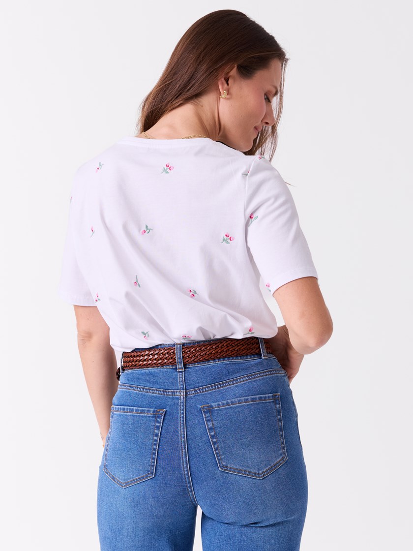 7514636 MOC 7514636_MOC-MELL-S26-Modell-Front_chn=vic_1724_Meadow brodert t-skjorte MOC.jpg_Front||Front