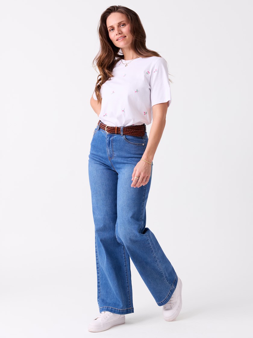 7514636 MOC 7514636_MOC-MELL-S26-Modell-Front_chn=vic_2704_Meadow brodert t-skjorte MOC.jpg_Front||Front