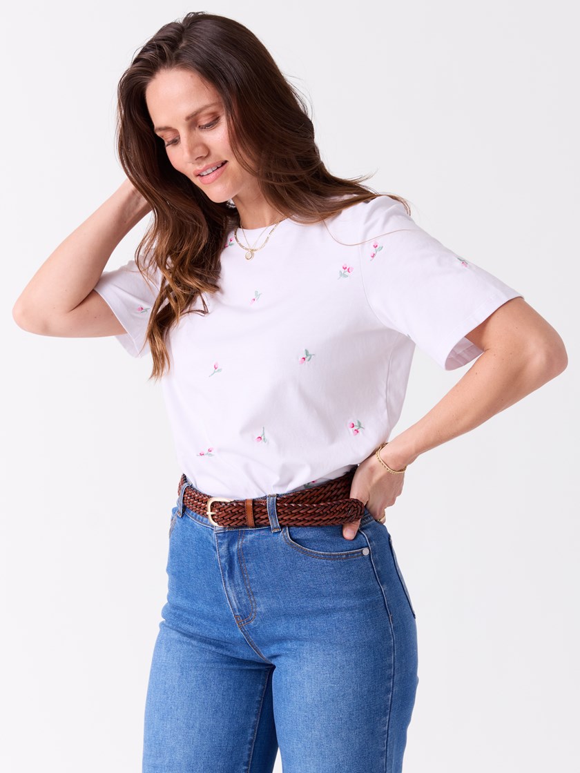 7514636 MOC 7514636_MOC-MELL-S26-Modell-Front_chn=vic_8754_Meadow brodert t-skjorte MOC.jpg_Front||Front