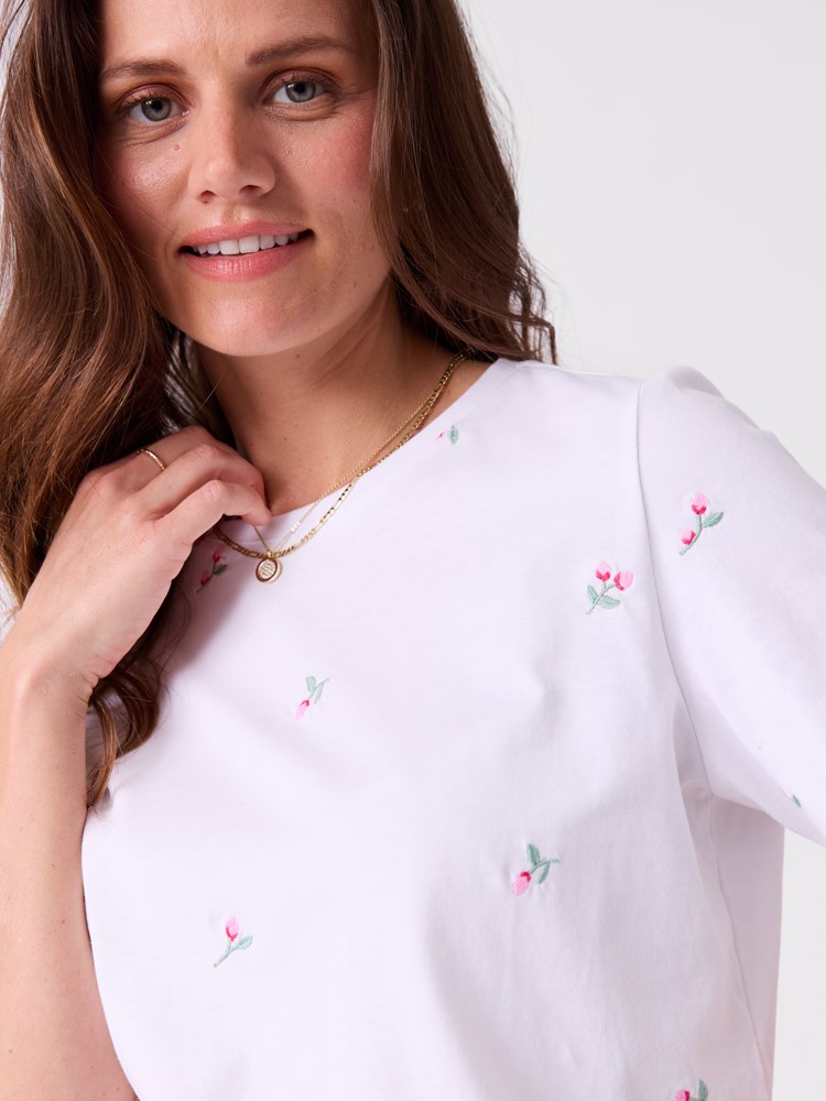 Meadow brodert t-skjorte 7514636_MOC-MELL-S26-Modell-Front_chn=vic_9093_Meadow brodert t-skjorte MOC.jpg_Front