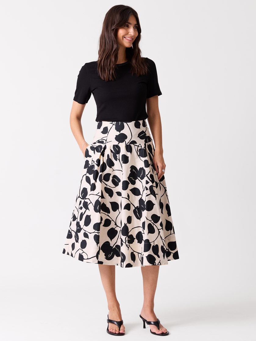 7514871 ID2 7514871_ID2-BLU-H26-Modell-Front_chn=vic_1243_Becca skjørt ID2.jpg_Front||Front