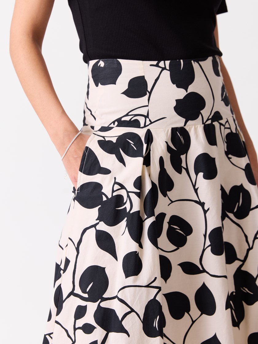 7514871 ID2 7514871_ID2-BLU-H26-Modell-Front_chn=vic_5782_Becca skjørt ID2.jpg_Front||Front