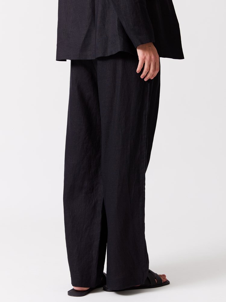 Lina linbukse 7514872_ID2-BLU-H26-Modell-Front_chn=vic_4899_Lina linbukse ID2.jpg_Front||Front