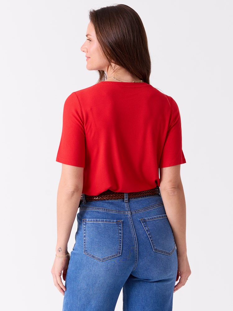 Lilly t-skjorte 7514975_KBI-MELL-S26-Modell-Front_chn=vic_6053_Lilly t-skjorte KBI.jpg_Front||Front