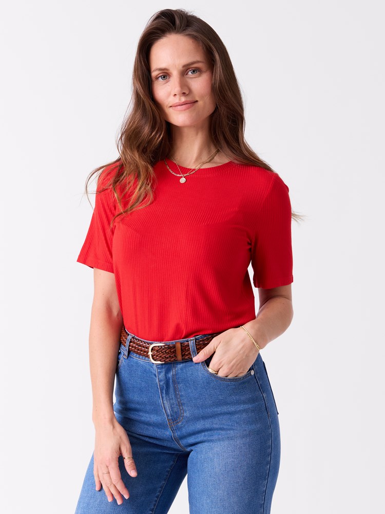 Lilly t-skjorte 7514975_KBI-MELL-S26-Modell-Front_chn=vic_622_Lilly t-skjorte KBI_Lilly t-skjorte KBI 7514975.jpg_Front||Front