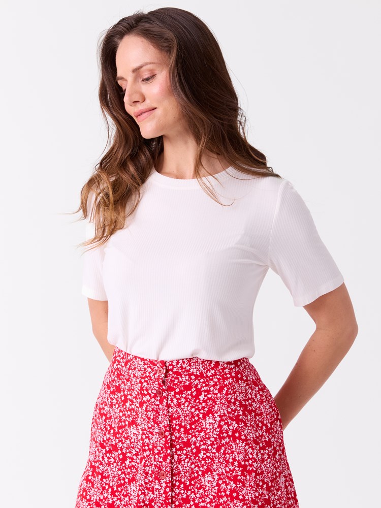 Lilly t-skjorte 7514975_O79-MELL-S26-Modell-Front_chn=vic_9790_Lilly t-skjorte O79_Lilly t-skjorte O79 7514975.jpg_Front||Front