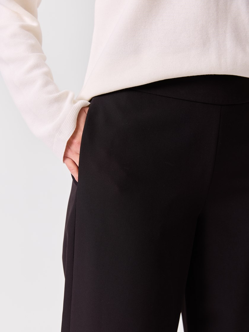 7515010 ID2 7515010_ID2-BLU-H26-Modell-Front_chn=vic_2788_Jackie culotte bukse ID2.jpg_Front||Front