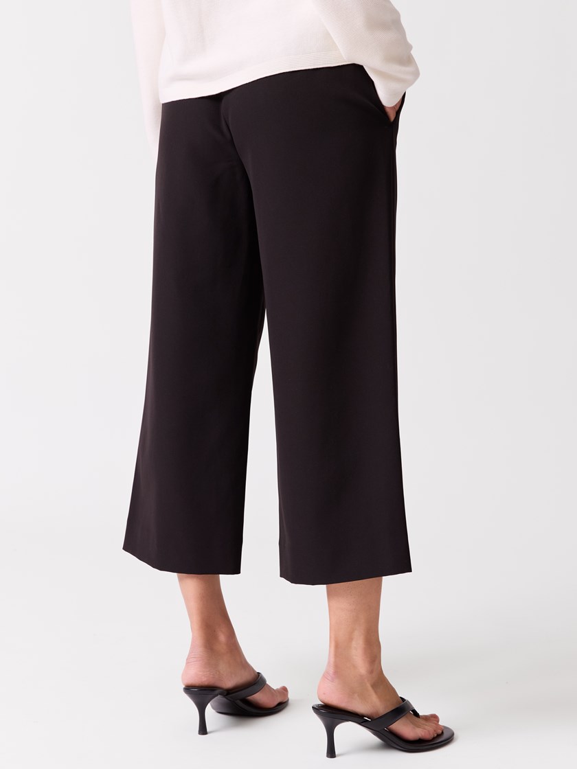 7515010 ID2 7515010_ID2-BLU-H26-Modell-Front_chn=vic_8989_Jackie culotte bukse ID2.jpg_Front||Front