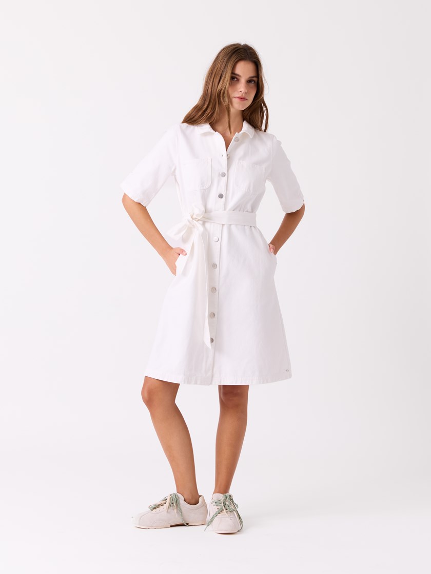 7515068 O79 7515068_O68-JEANPAUL-H26-Front (1)_Emma kjole O79.jpg_