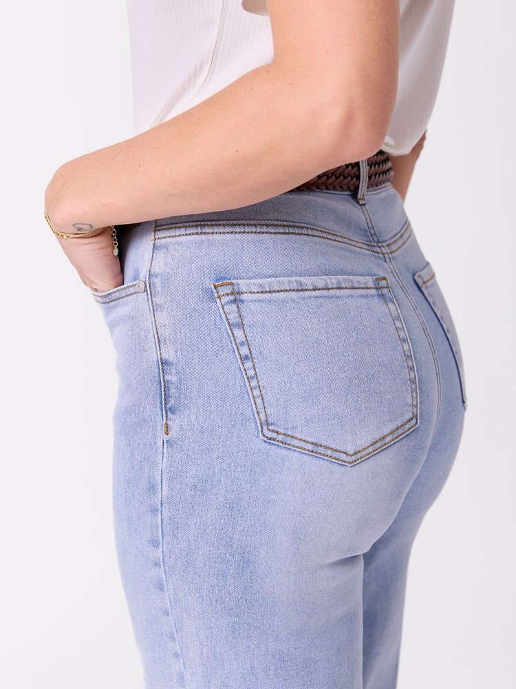 Wilma jeans 7515303_DAC-MELL-S26-Modell-Front_chn=vic_8505_Wilma jeans DAC_Wilma jeans DAC 7515303.jpg_Front||Front