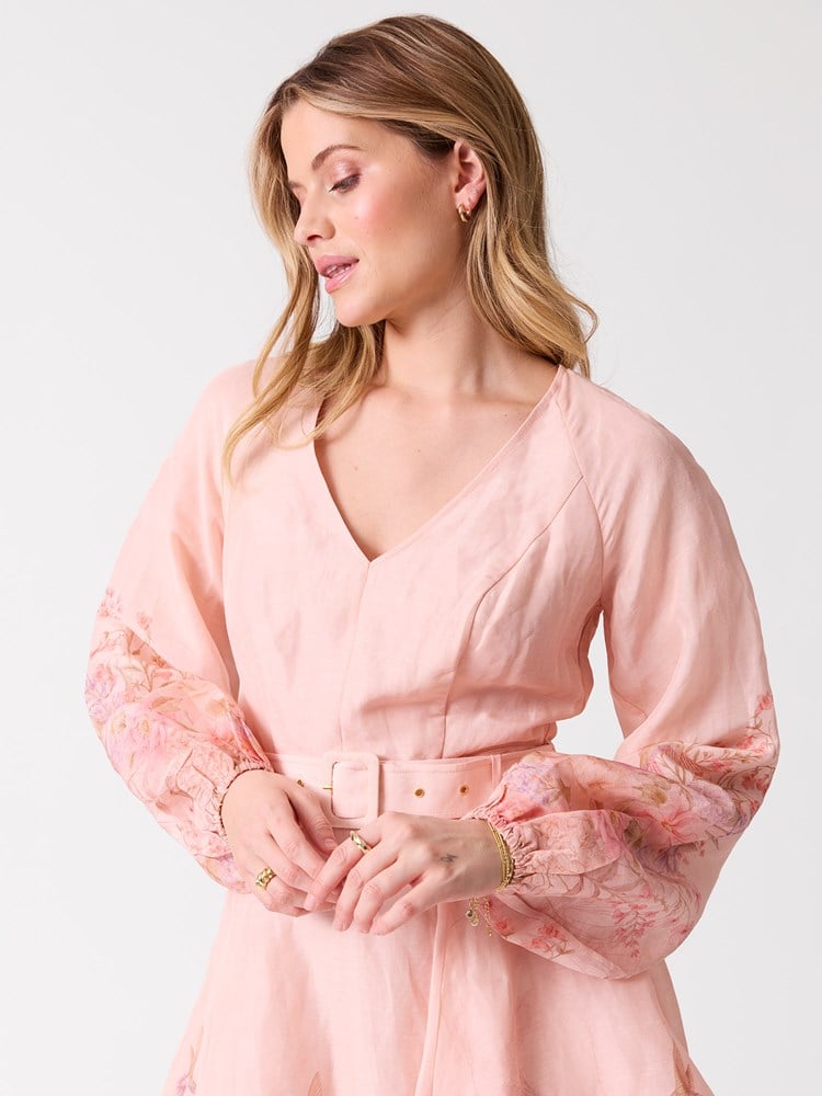 Esme kjole 7515334_MJB-MELL-H26-Modell-Front_chn=vic_7300_Esme kjole MJB.jpg_Front||Front