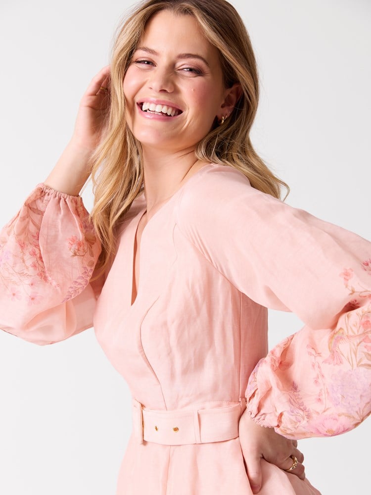 Esme kjole 7515334_MJB-MELL-H26-Modell-Front_chn=vic_8520_Esme kjole MJB.jpg_Front||Front