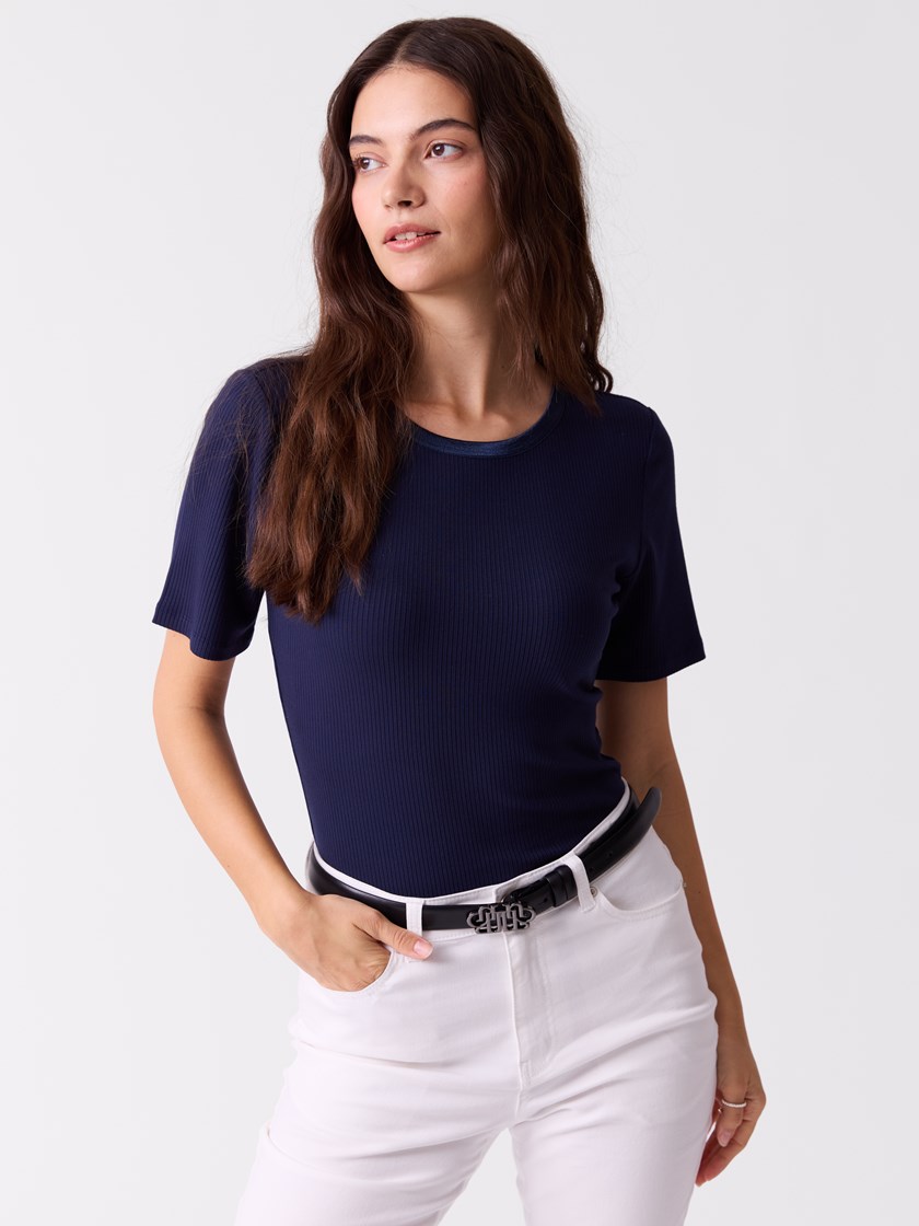 7515366 EM1 7515366_EM1-BLU-S26-Modell-Front_chn=vic_6114_Catalina t-skjorte EM1.jpg_Front||Front