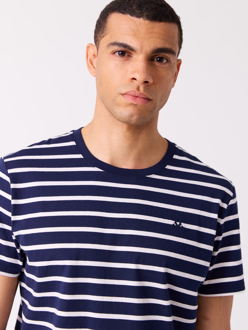 7515392 EOA 7515392_EOA-JEANPAUL-H26-Front_3490_Eliot stripete t-skjorte_Eliot stripete t-skjorte EOA.jpg_Front||Front