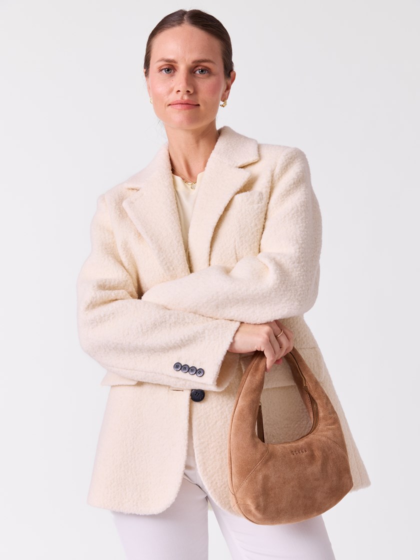 7515420 T19 7515420_T19-DONNA-S26-Modell-Front_chn=vic_1044_Darla skinnveske T19_Darla skinnveske T19 7515420.jpg_Front||Front