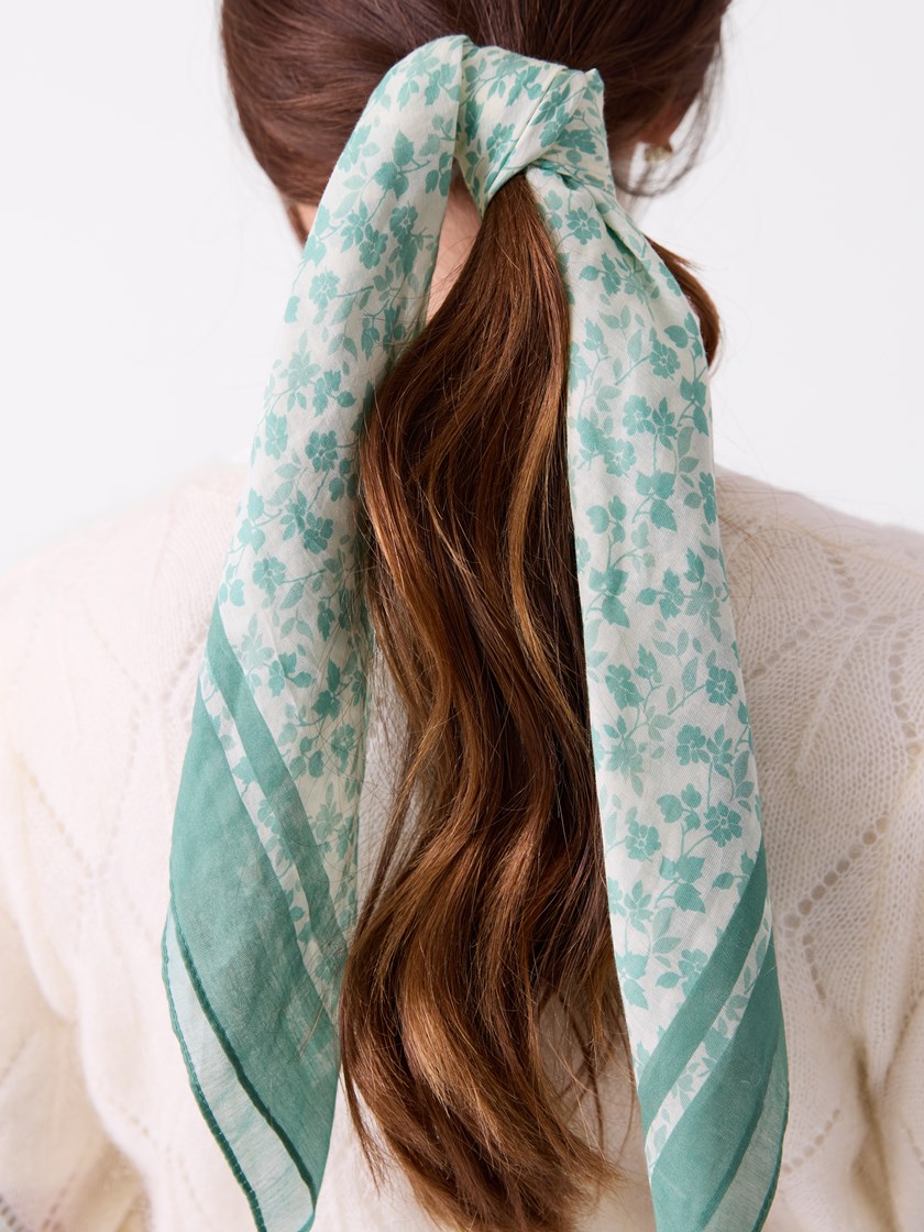 7515423 GJC 7515423_GJC-MELL-S26-Modell-Front_chn=vic_8084_Silje skjerf GJC.jpg_Front||Front