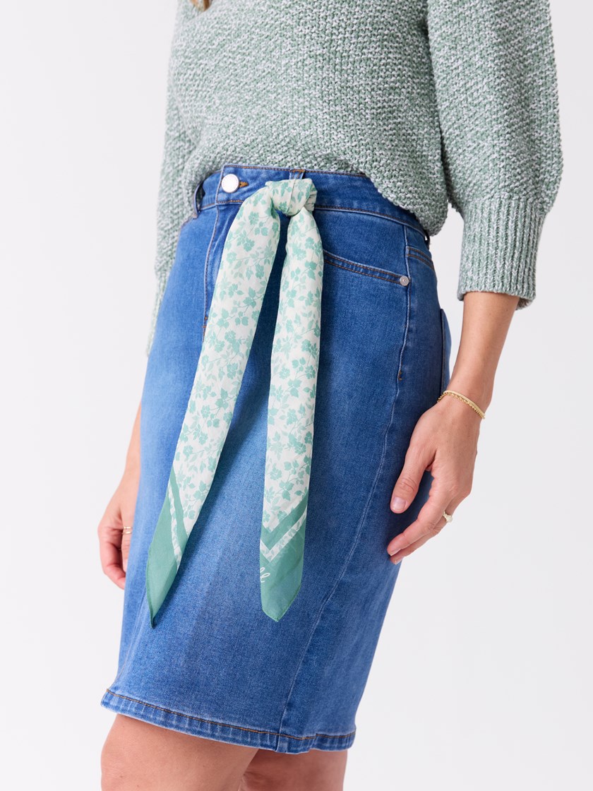 7515423 GJC 7515423_GJC-MELL-S26-Modell-Front_chn=vic_8164_Silje skjerf GJC.jpg_Front||Front