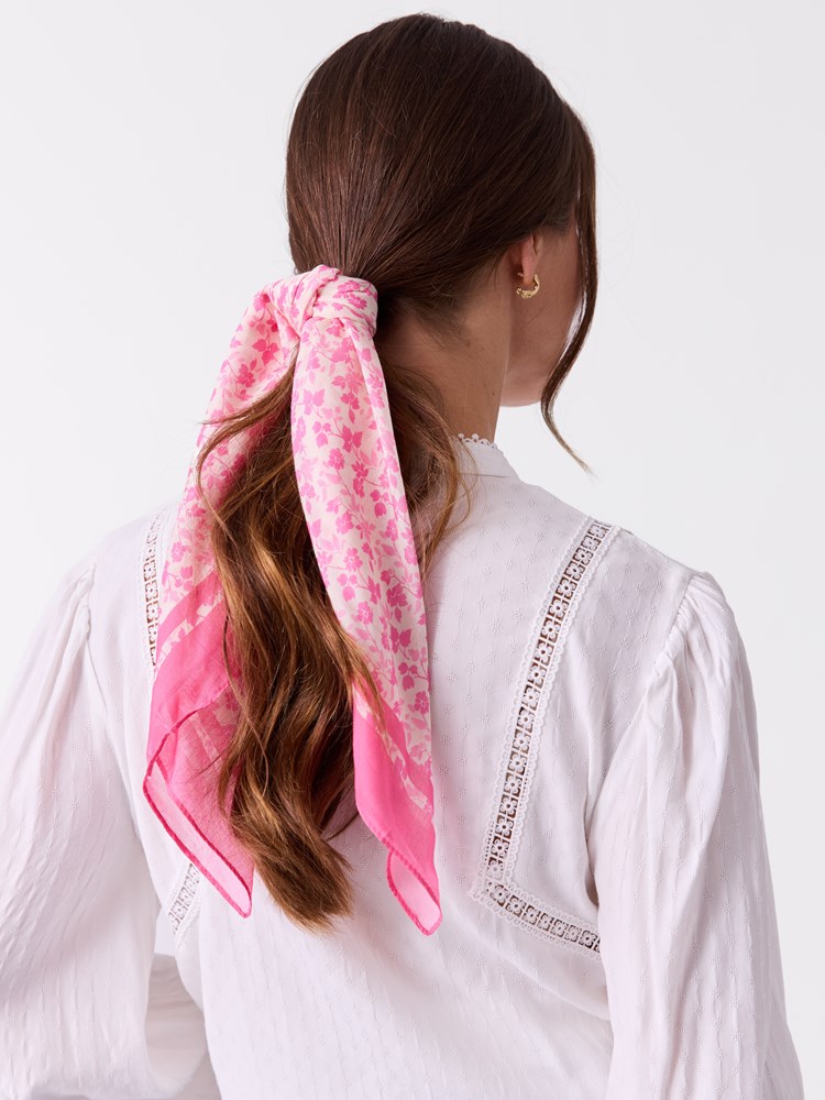 Silje skjerf 7515423_MOC-MELL-S26-Modell-Front_chn=vic_4594_Silje skjerf MOC.jpg_Front||Front