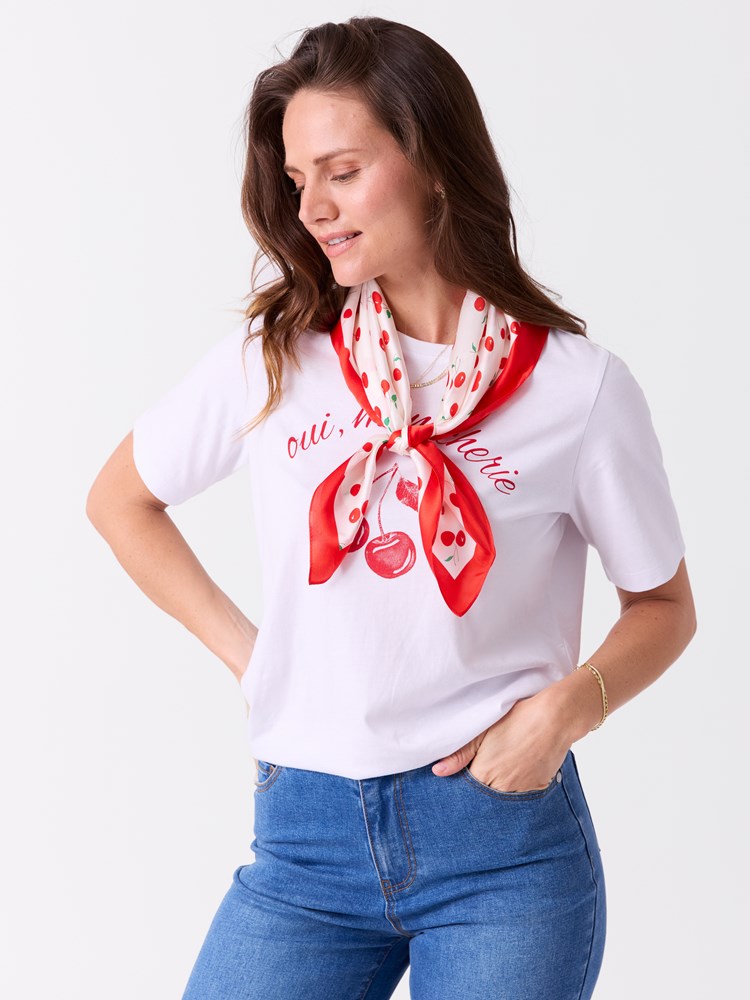 Cherry silkeskjerf 7515427_KBI-MELL-S26-Modell-Front_chn=vic_4645_Cherry silkeskjerf KBI.jpg_