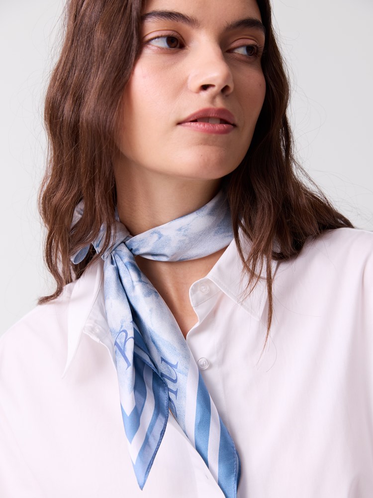 Belice silkeskjerf 7515429_C17-BLU-S26-Modell-Front_chn=vic_7168_Belice silkeskjerf C17.jpg_Front||Front