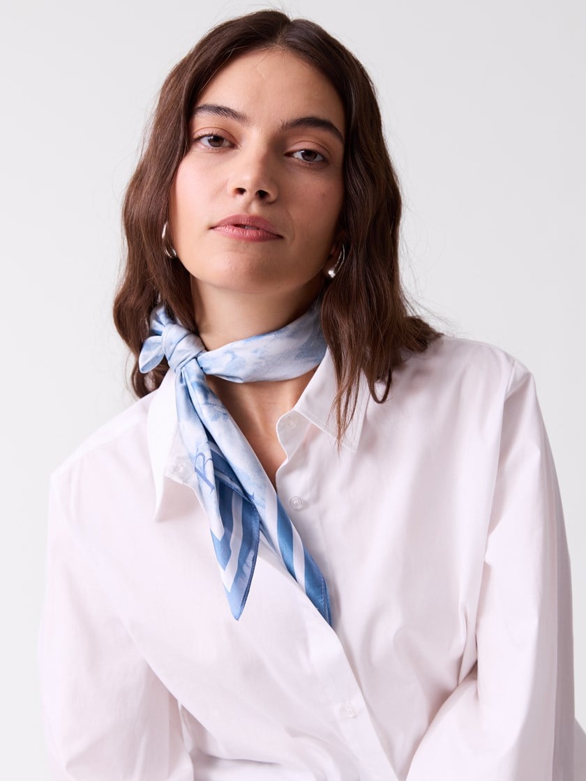 7515429 C17 7515429_C17-BLU-S26-Modell-Front_chn=vic_7689_Belice silkeskjerf C17.jpg_Front||Front