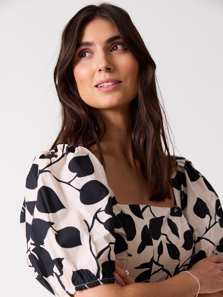 Becca kjole 7515508_O79-BLU-H26-Modell-Front_chn=vic_3451_Becca kjole O79.jpg_Front||Front