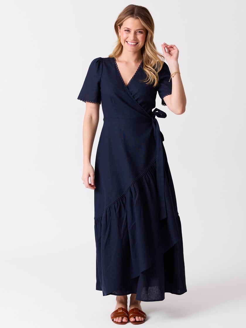 7515549 EM6 7515549_EM6-MELL-H26-Modell-Front_chn=vic_5386_Marie omslagskjole EM6.jpg_Front||Front