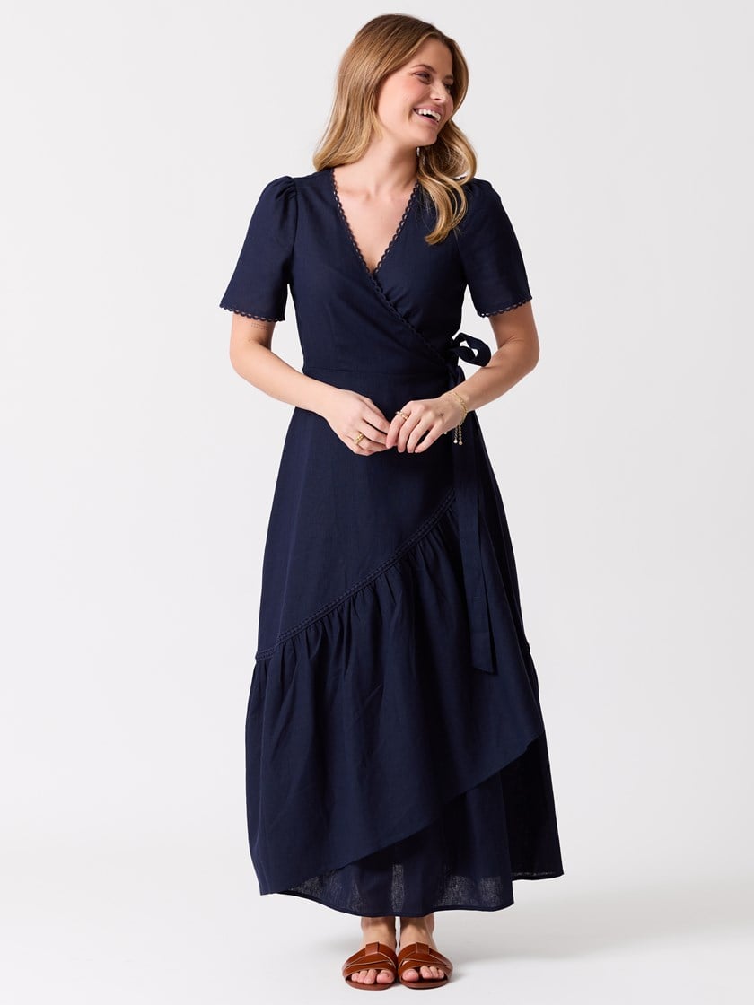 7515549 EM6 7515549_EM6-MELL-H26-Modell-Front_chn=vic_7534_Marie omslagskjole EM6.jpg_Front||Front