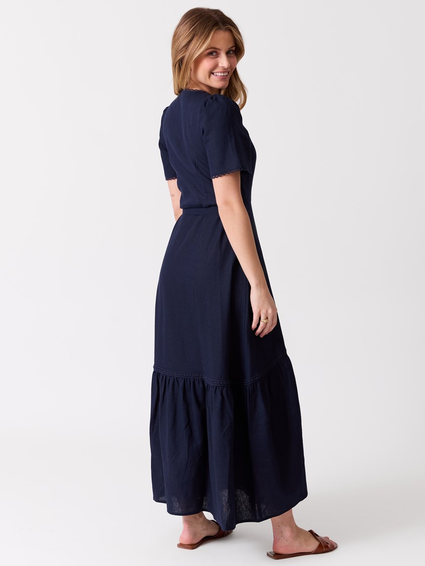 7515549 EM6 7515549_EM6-MELL-H26-Modell-Front_chn=vic_788_Marie omslagskjole EM6.jpg_Front||Front