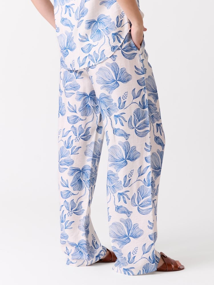 Donatella vid bukse 7515628_ECU-MELL-H26-Modell-Front_chn=vic_446.jpg_Front||Front