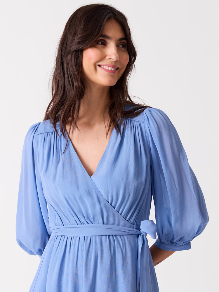 Fiol omslagskjole 7515663_C17-BLU-H26-Modell-Front_chn=vic_5820_Fiol omslagskjole C17.jpg_Front||Front