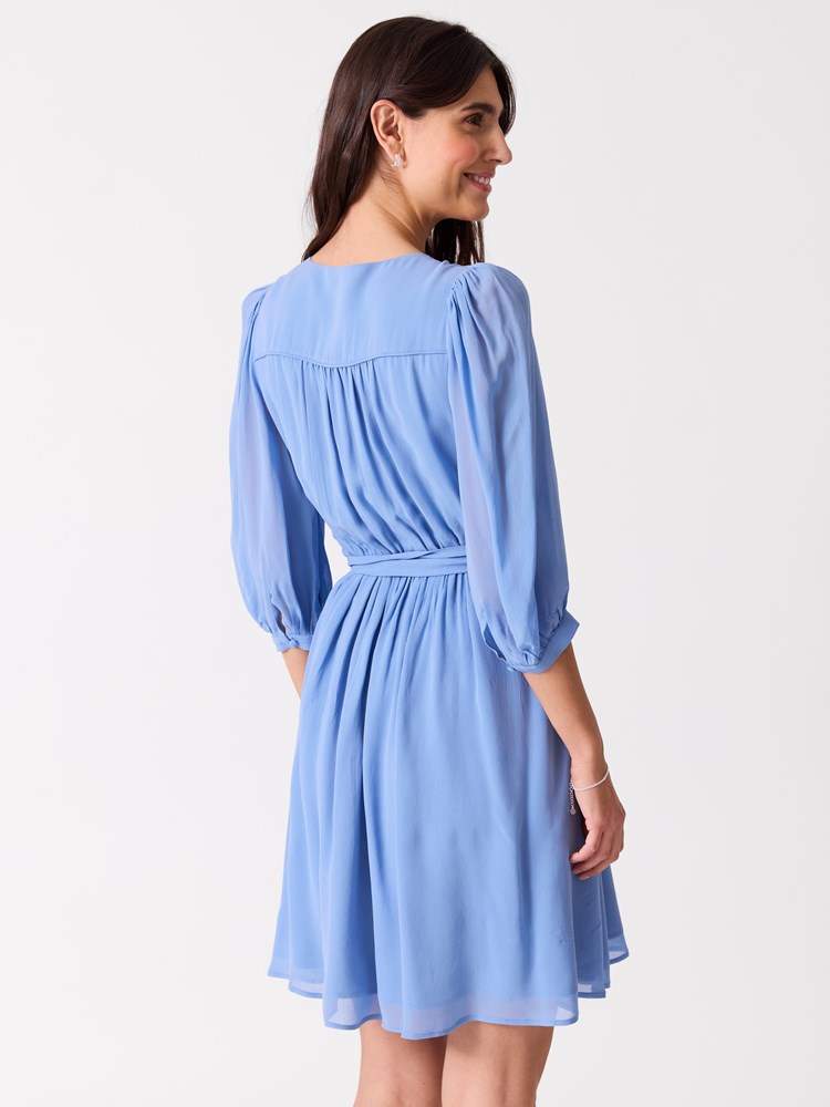 Fiol omslagskjole 7515663_C17-BLU-H26-Modell-Front_chn=vic_8192_Fiol omslagskjole C17.jpg_Front||Front