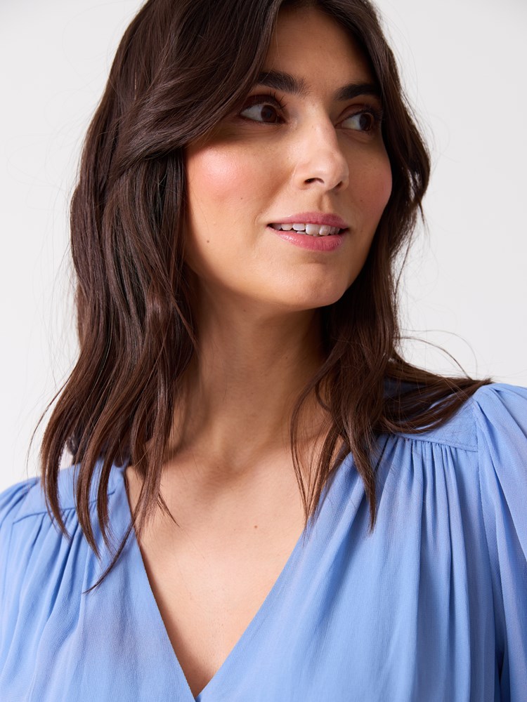 Fiol omslagskjole 7515663_C17-BLU-H26-Modell-Front_chn=vic_9765_Fiol omslagskjole C17.jpg_Front||Front