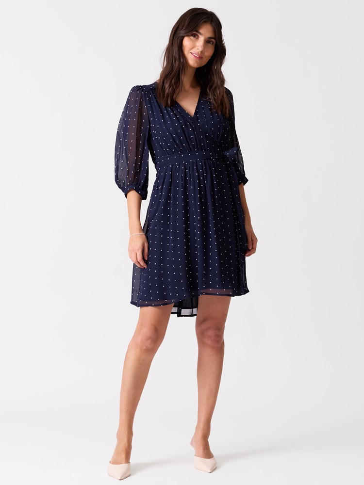 Fiol omslagskjole 7515663_EM6-BLU-H26-Modell-Front_chn=vic_5324_Fiol omslagskjole EM6.jpg_Front||Front