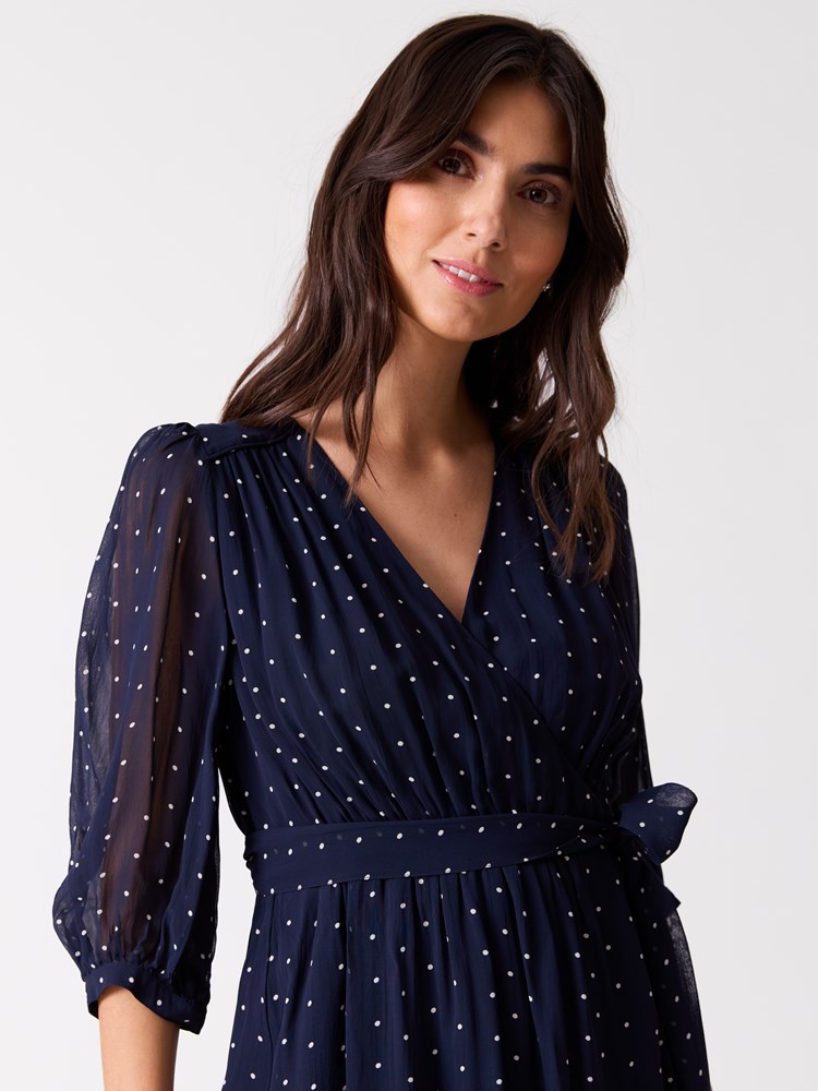 Fiol omslagskjole 7515663_EM6-BLU-H26-Modell-Front_chn=vic_6070_Fiol omslagskjole EM6.jpg_Front||Front