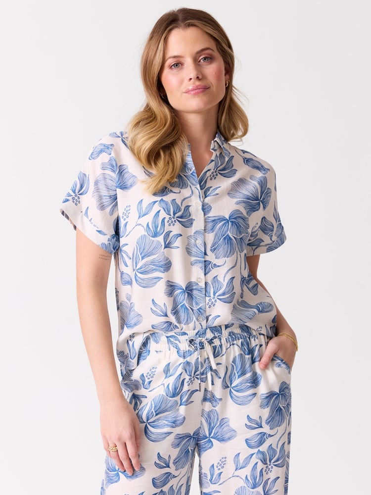 Donatella skjorte 7515694_ECU-MELL-H26-Modell-Front_chn=vic_4623_Donatella skjorte ECU.jpg_Front||Front