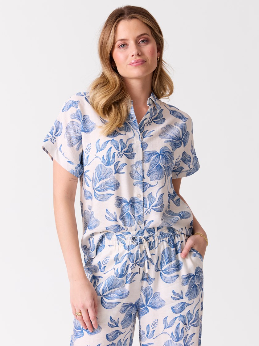 7515694 ECU 7515694_ECU-MELL-H26-Modell-Front_chn=vic_4623_Donatella skjorte ECU.jpg_Front||Front