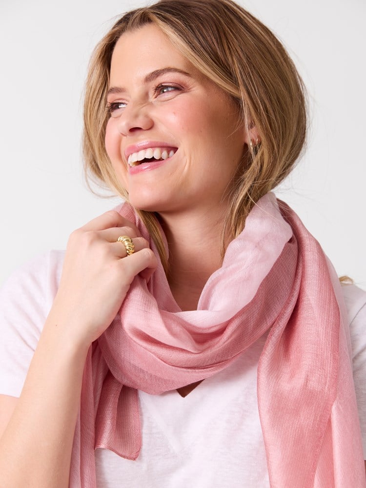 Sunrise skjerf 7515816_MLO-MELL-H26-Modell-Front_chn=vic_4571.jpg_Front||Front