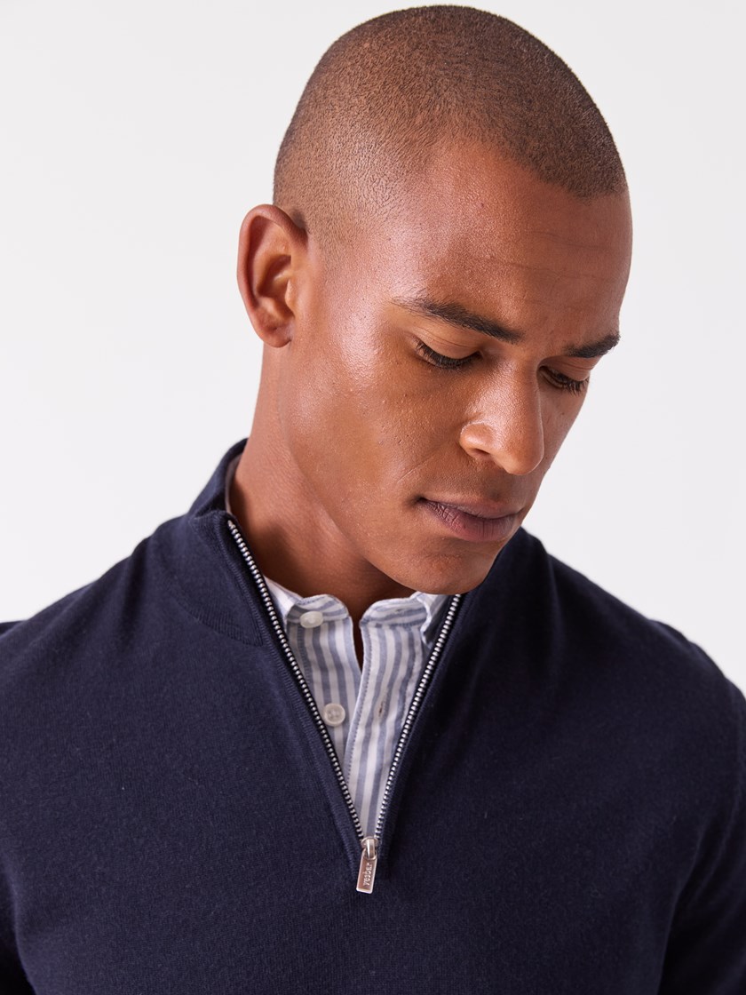 7515972 C27 7515972_C27-VESB-A26-Modell-Front_chn=vic_4076_Ledger merino zip neck C27.jpg_Front||Front