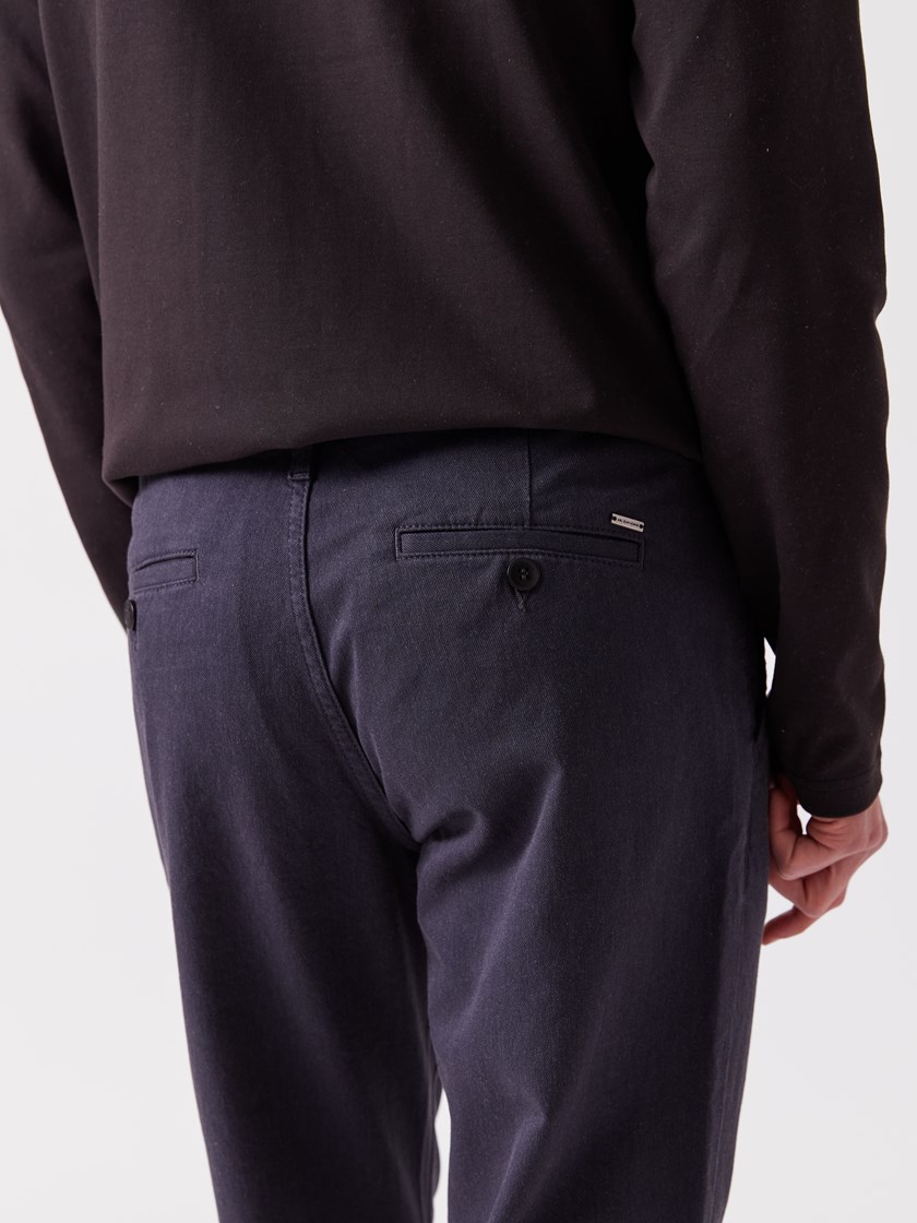7515982 I8C 7515982_I8C-MRCAPUCHIN-A26-Modell-Front_chn=vic_9276_Regular melange chino I8C.jpg_Front||Front